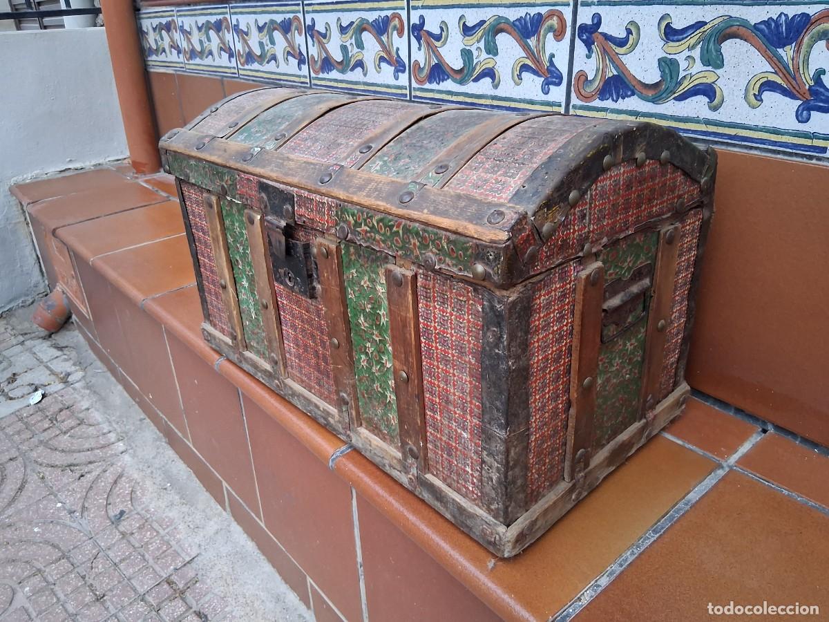 Antig&uuml;edades: Antiguo baul de madera chapada estilo cofre - Foto 1