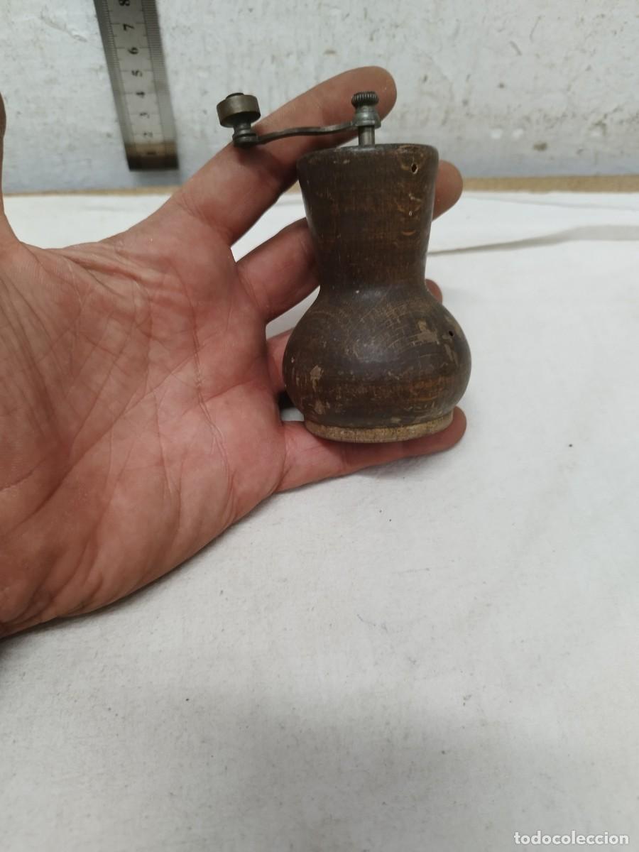Antig&uuml;edades: Antiguo pimentero de madera. Para moler la pimienta. - Foto 1