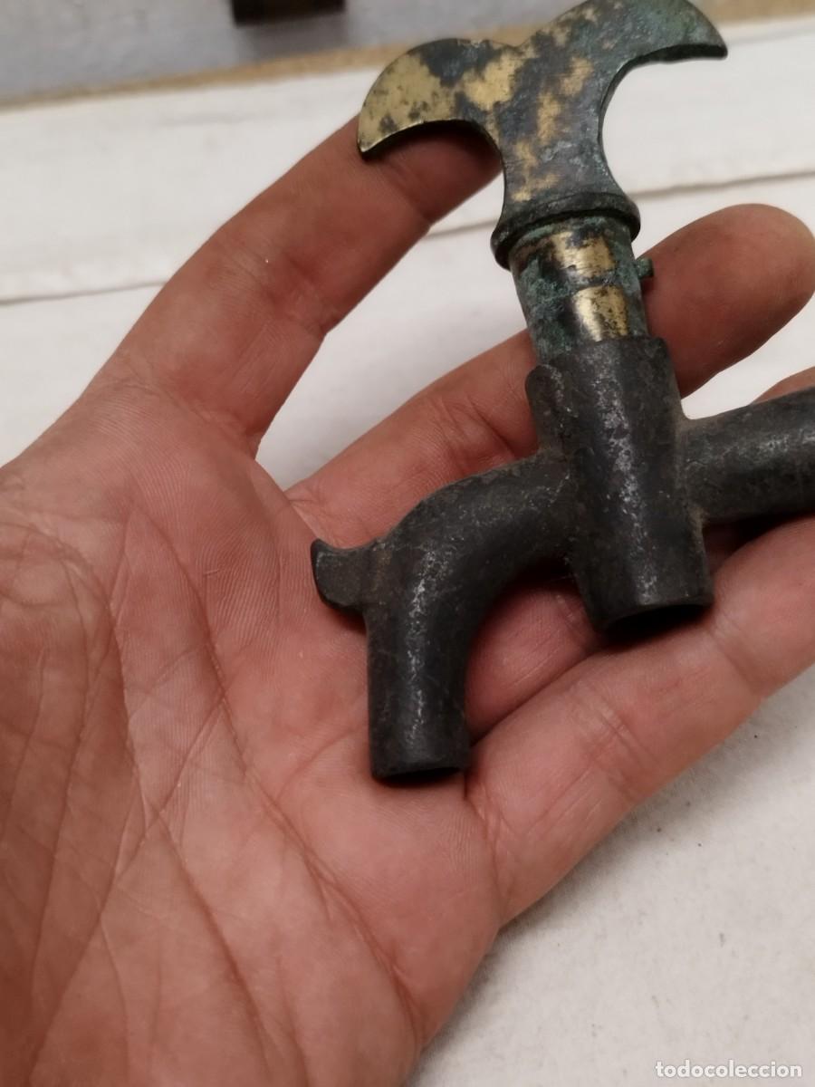 Antig&uuml;edades: Antiguo grifo en bronce o lat&oacute;n. - Foto 2