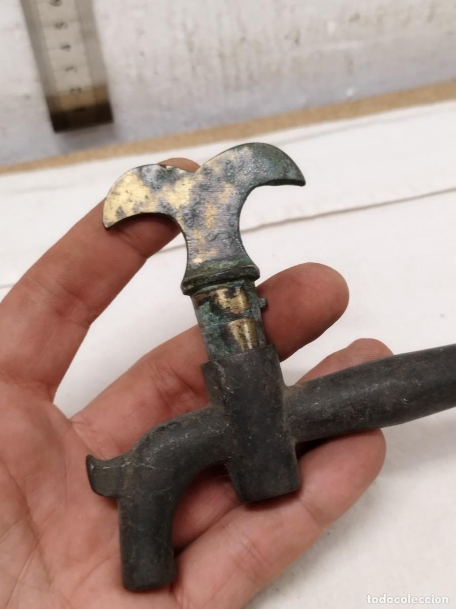 Antig&uuml;edades: Antiguo grifo en bronce o lat&oacute;n. - Foto 3