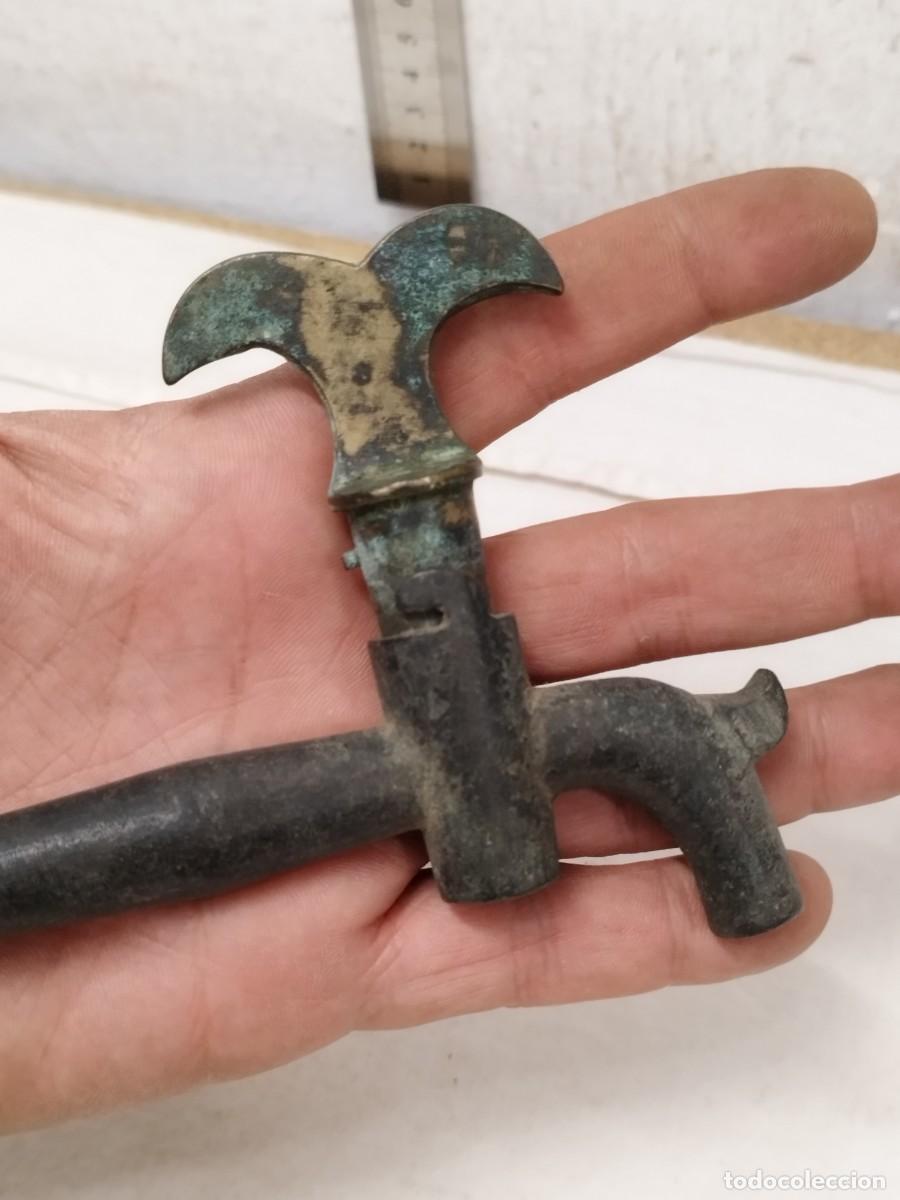 Antig&uuml;edades: Antiguo grifo en bronce o lat&oacute;n. - Foto 7