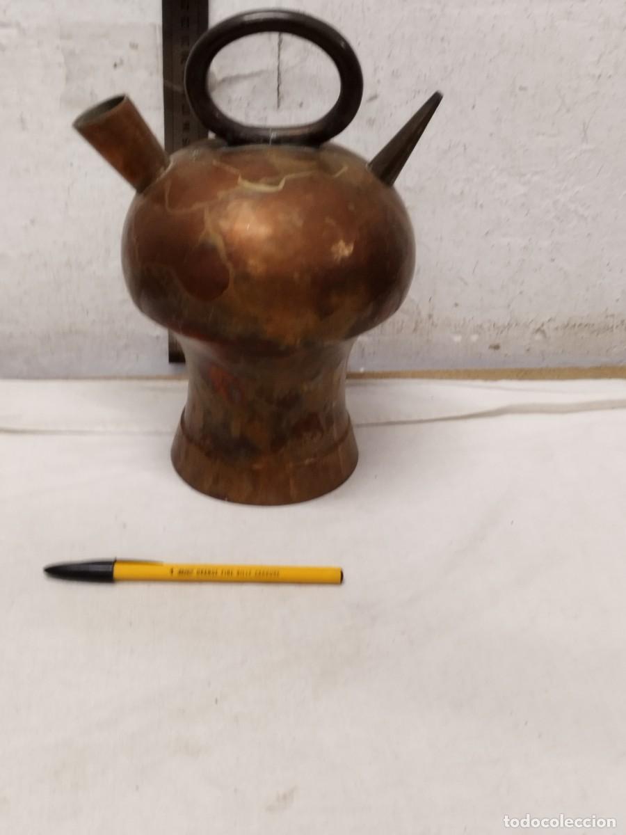 Antig&uuml;edades: Antiguo botijo de metal a identificar. - Foto 1