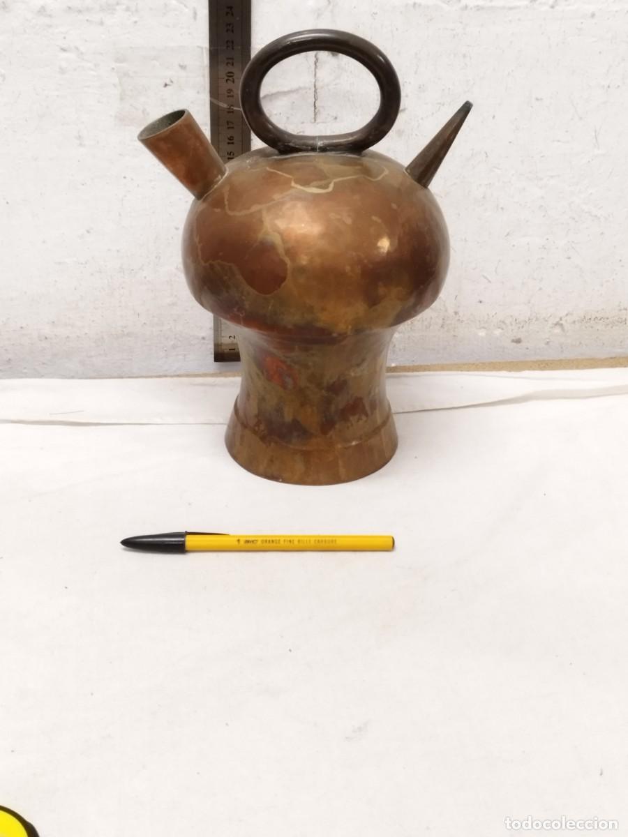 Antig&uuml;edades: Antiguo botijo de metal a identificar. - Foto 2