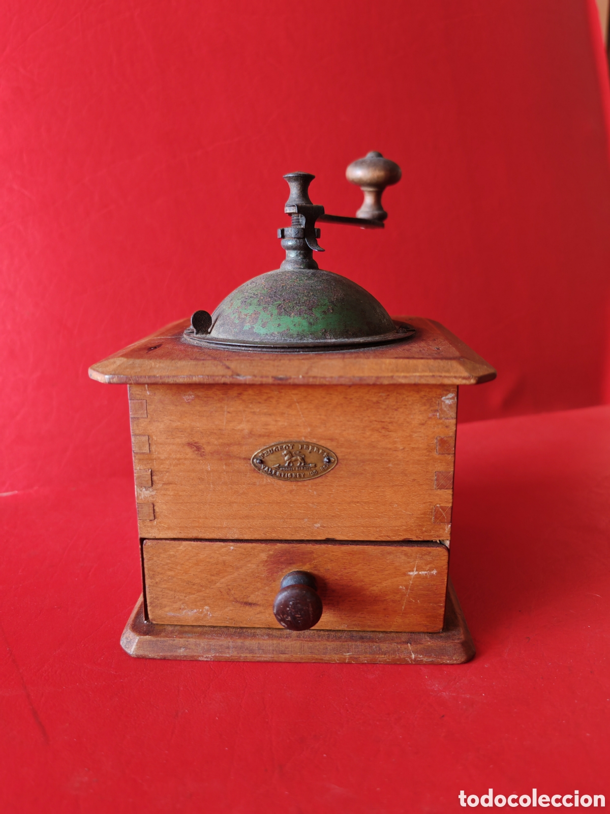 Antiguo molinillo de caf&eacute; de la marca Peugeot