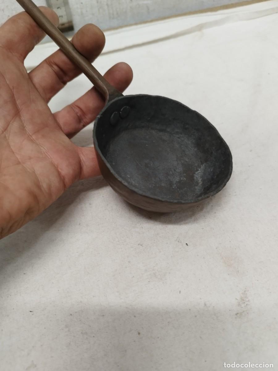 Antig&uuml;edades: Antiguo cucharon de caldero. - Foto 2