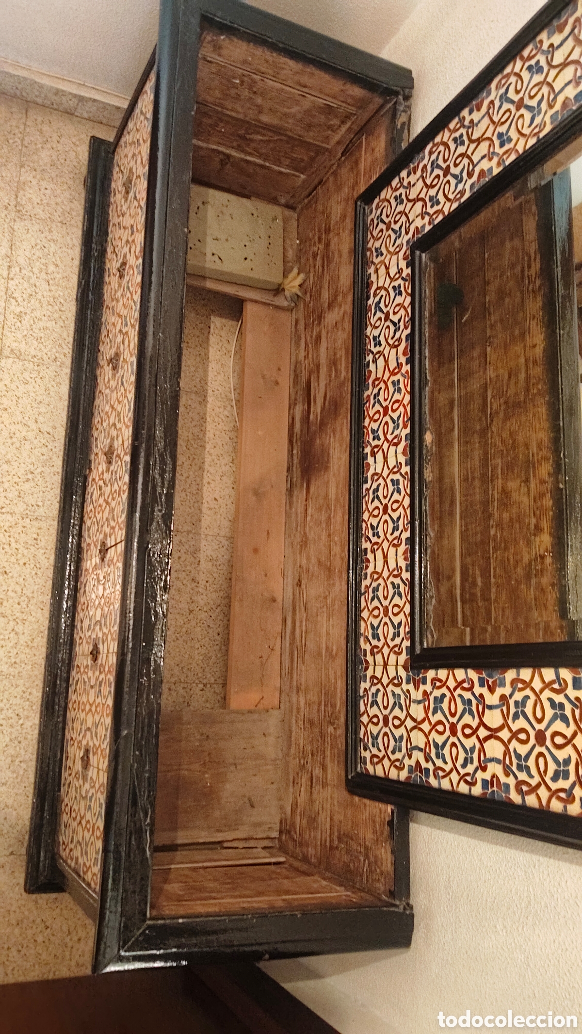 Antig&uuml;edades: Macetero+ Espejo de madera con azulejos de Triana - Foto 5