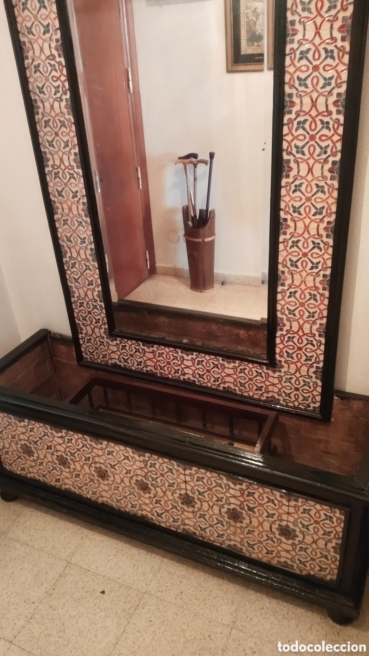 Antig&uuml;edades: Macetero+ Espejo de madera con azulejos de Triana - Foto 7