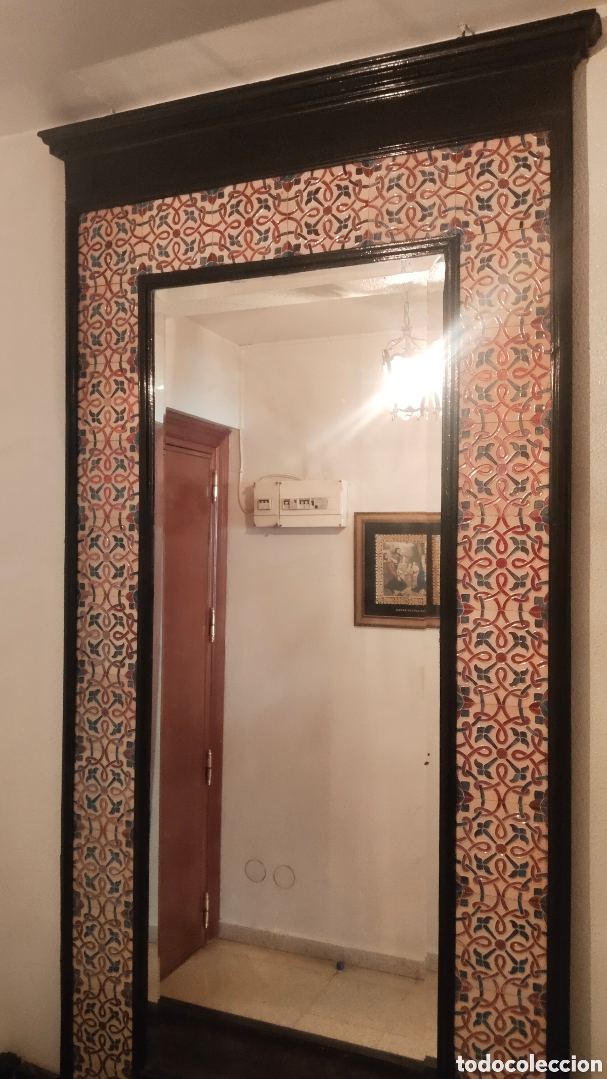 Antig&uuml;edades: Macetero+ Espejo de madera con azulejos de Triana - Foto 1