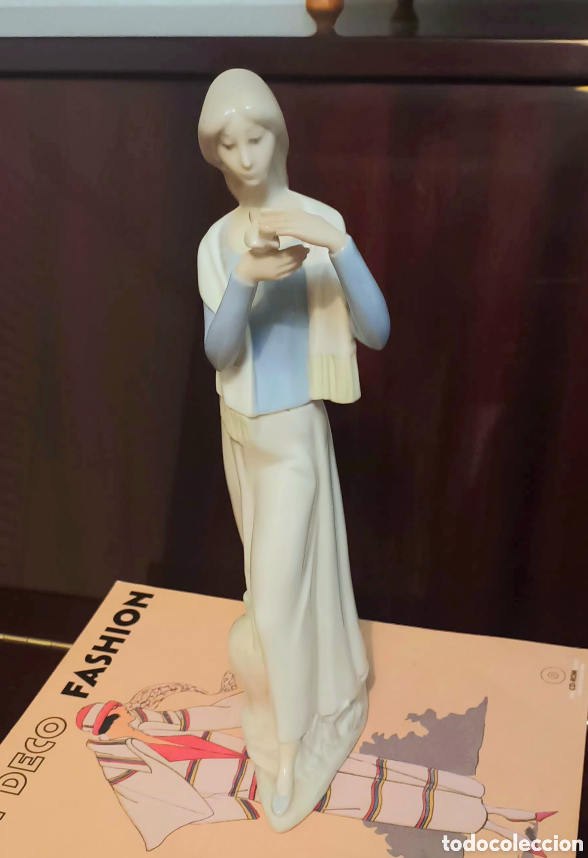 Antig&uuml;edades: Figura Mujer con paloma, Lladr&oacute;? - Foto 2