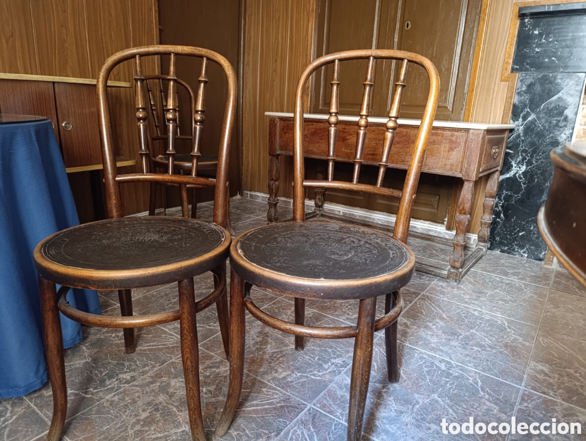 Antig&uuml;edades: 5 sillas de madera con asiento de cuero - Foto 1