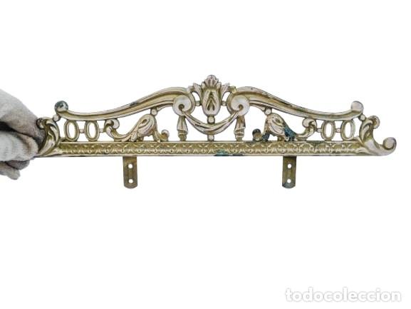 Antig&uuml;edades: COPETE PARA MESILLA ORNAMENTO DE LATON ADORNO DECORATIVO REMATE DORADO EMBELLECEDOR ANTIGUO