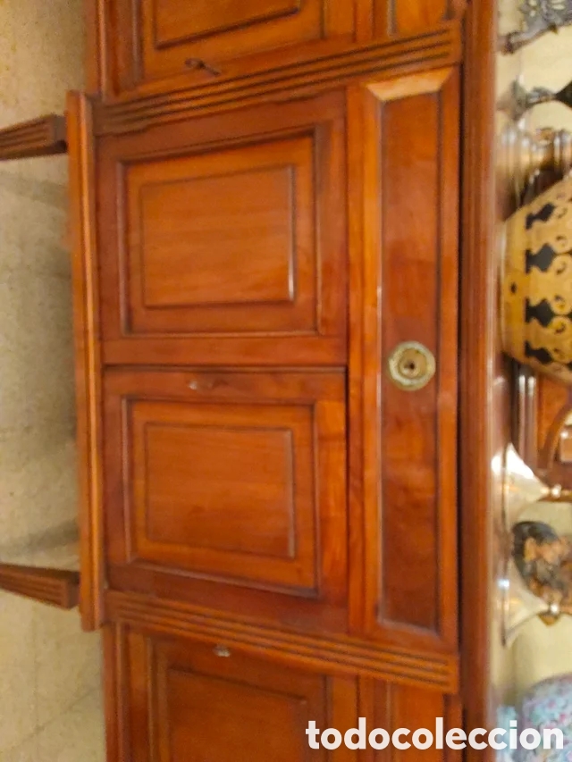 Antig&uuml;edades: Vitrina y aparador de madera conjunto - Foto 4