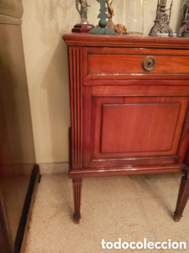 Antig&uuml;edades: Vitrina y aparador de madera conjunto - Foto 5