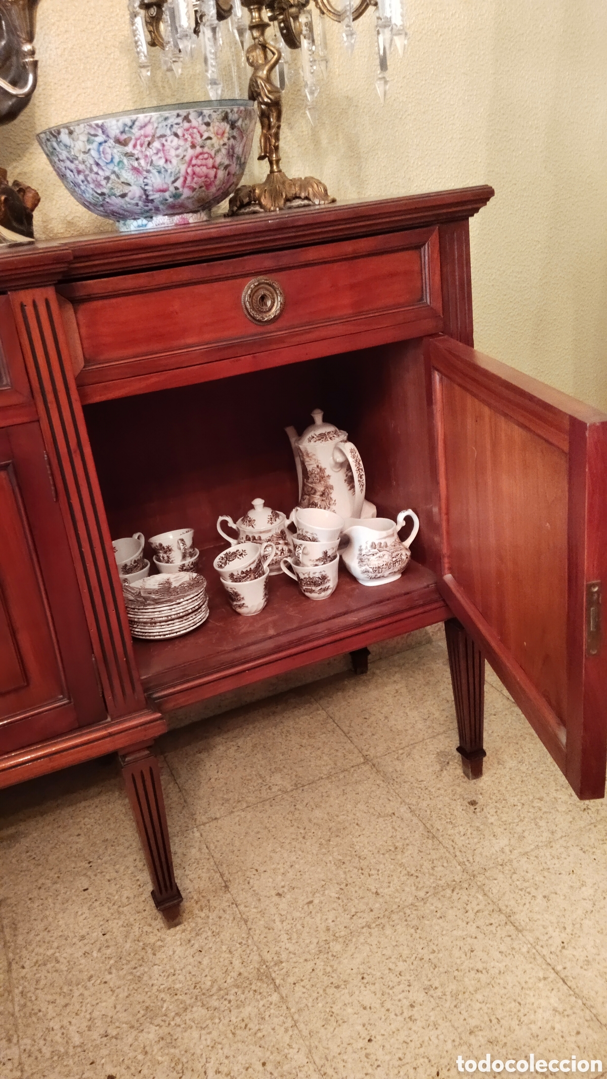 Antig&uuml;edades: Vitrina y aparador de madera conjunto - Foto 1