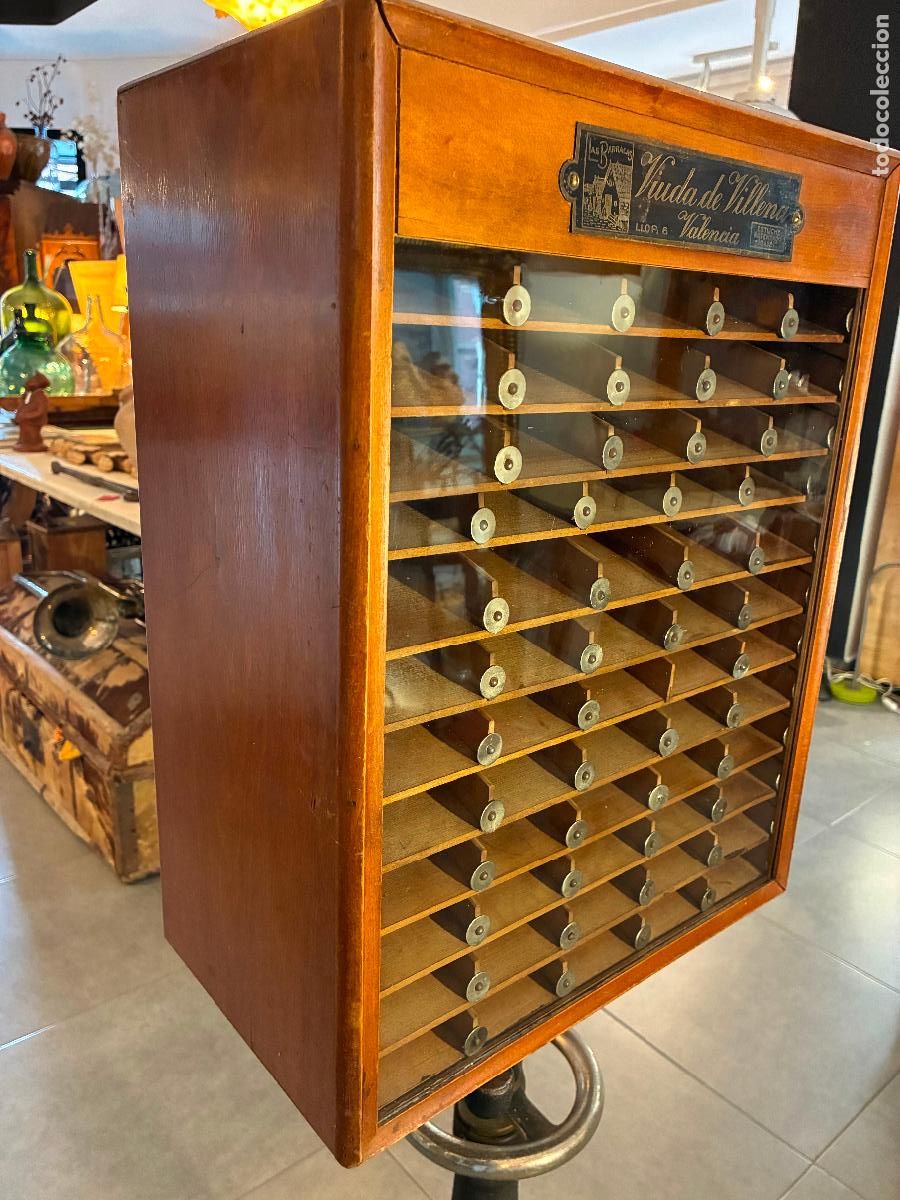 Antig&uuml;edades: Precioso mueble expositor de hilos hilaturas Viuda de Villena La Barraca Valencia mide 22x37x49 alto