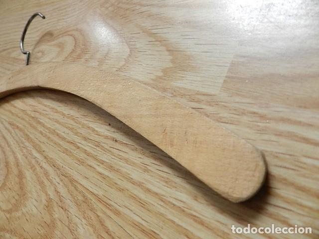 Antig&uuml;edades: Percha antigua de madera vintage - Foto 4