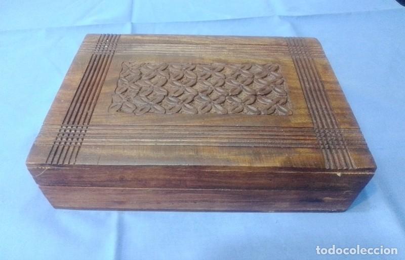 Antig&uuml;edades: Caja de madera tallada - Foto 2