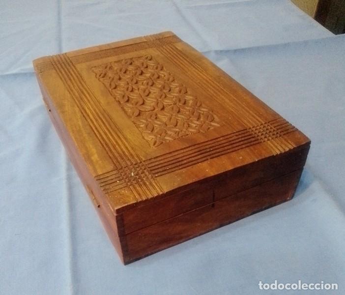 Antig&uuml;edades: Caja de madera tallada - Foto 5