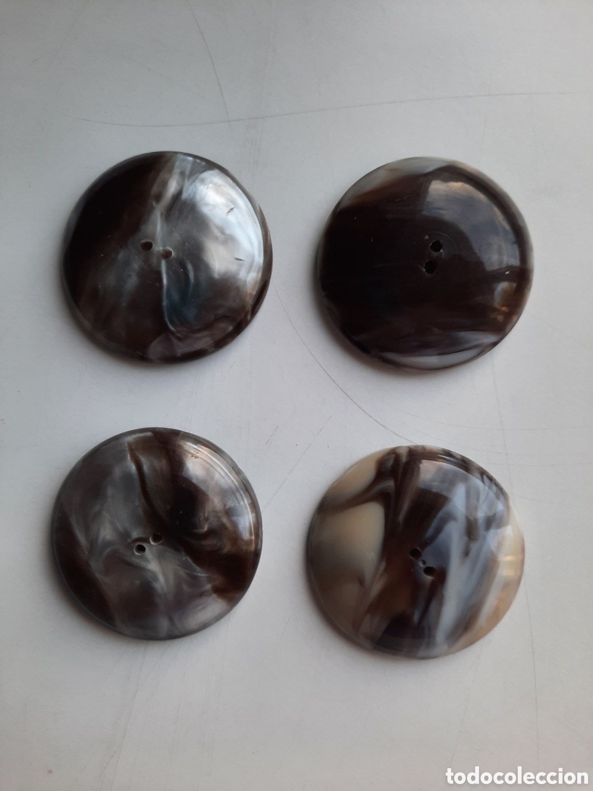 Antig&uuml;edades: 4 botones antiguos en marr&oacute;n y beige - Foto 2
