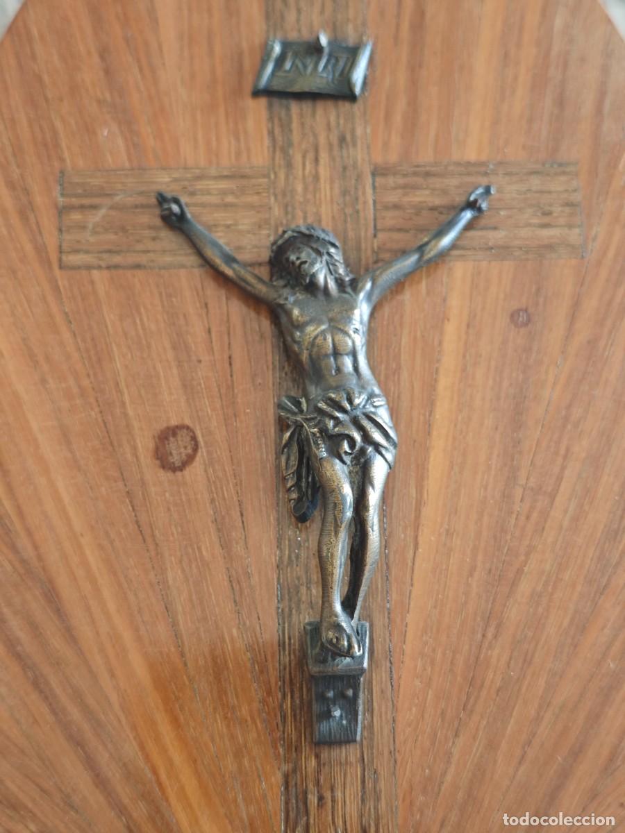 Antig&uuml;edades: ANTIGUO CRUCIFIJO DE BRONCE SOBRE BASE DE MADERA - Foto 2