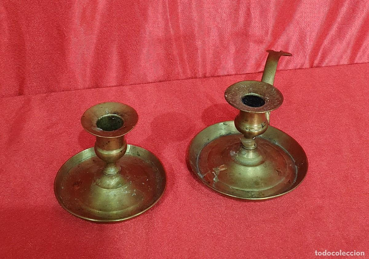 Antig&uuml;edades: Pareja de antiguas palmatorias de bronce - Foto 2