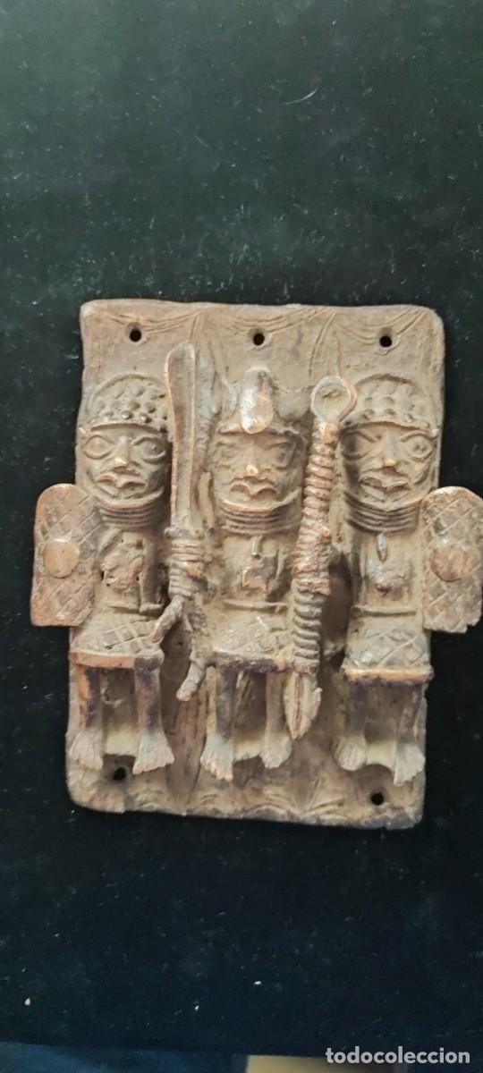 Oggetti Antichi: Muy antigua placa de hierro con guerreros tallados de la etnia Manbila de Camerun siglo XVIII
