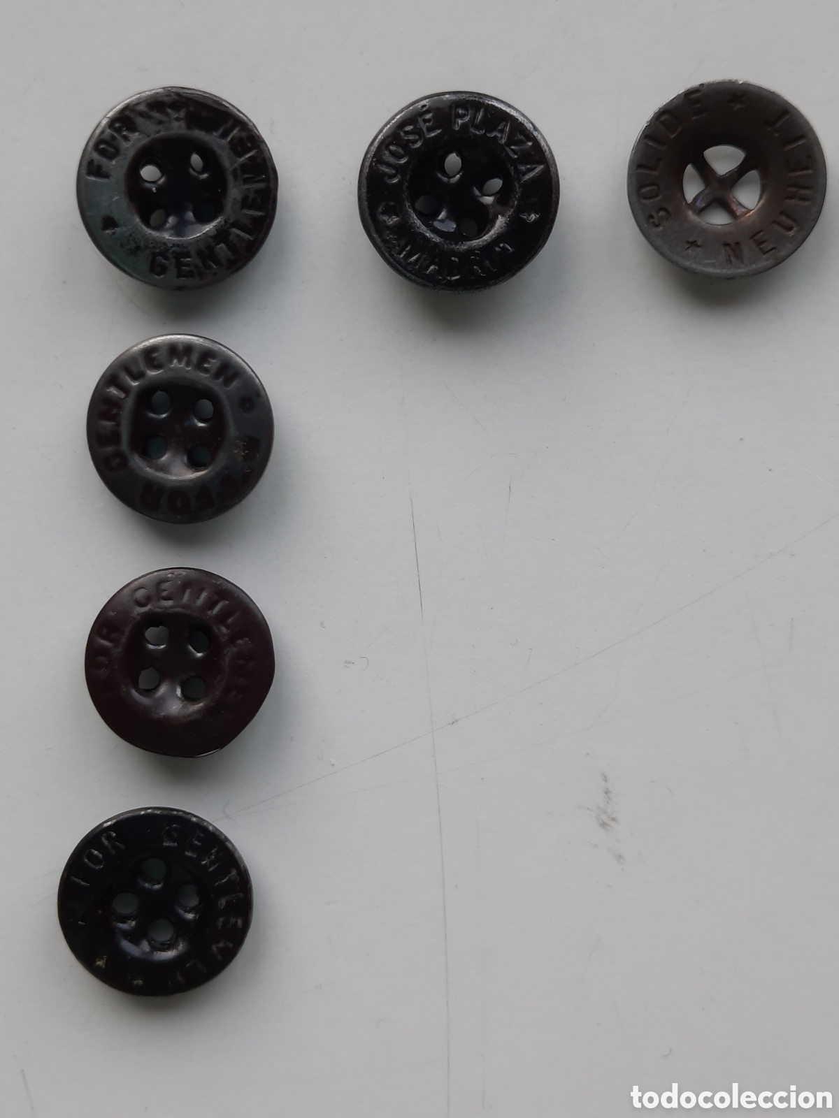 Antig&uuml;edades: 8 botones met&aacute;licos con texto grabado - Foto 2