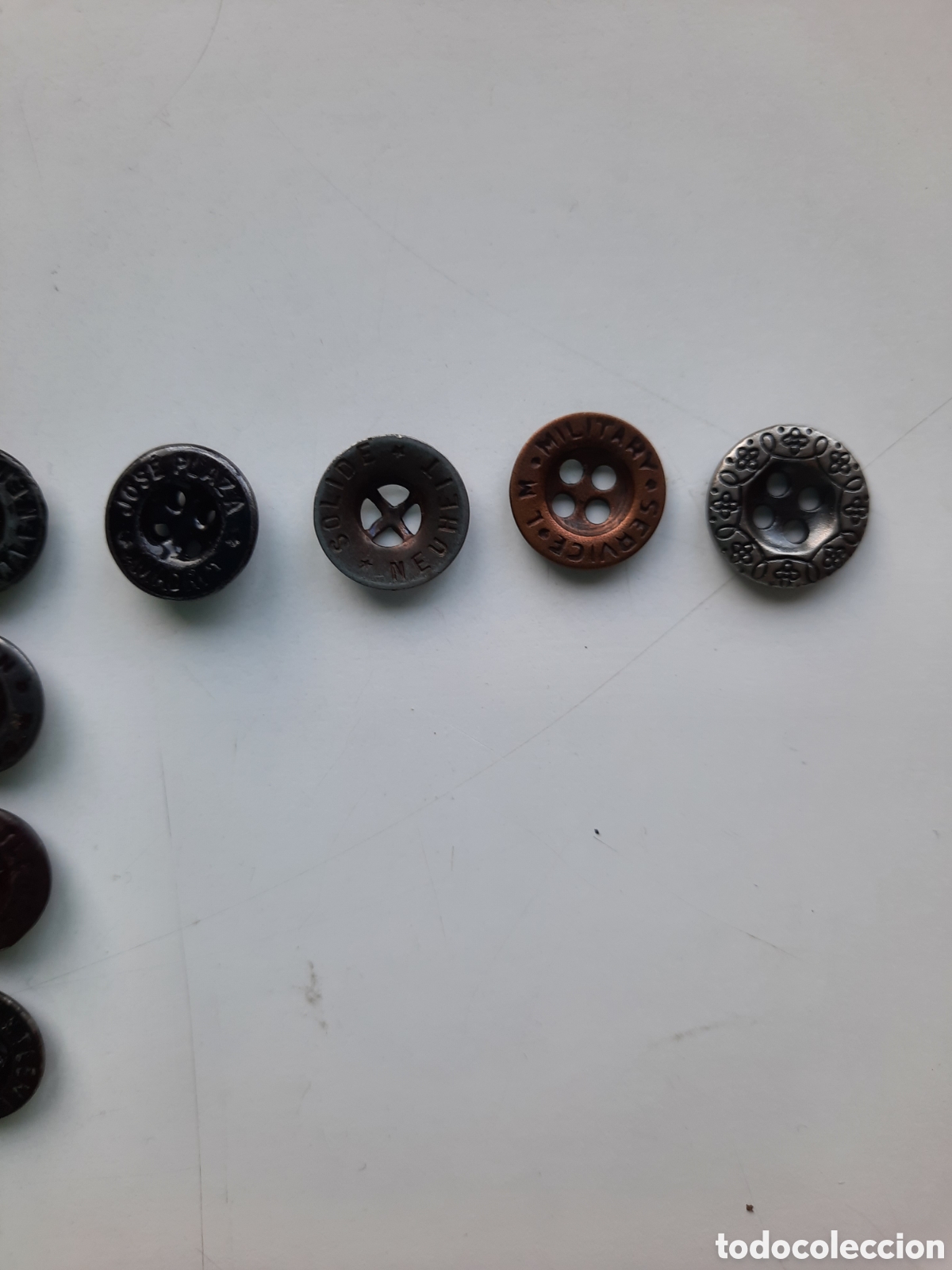 Antig&uuml;edades: 8 botones met&aacute;licos con texto grabado - Foto 3
