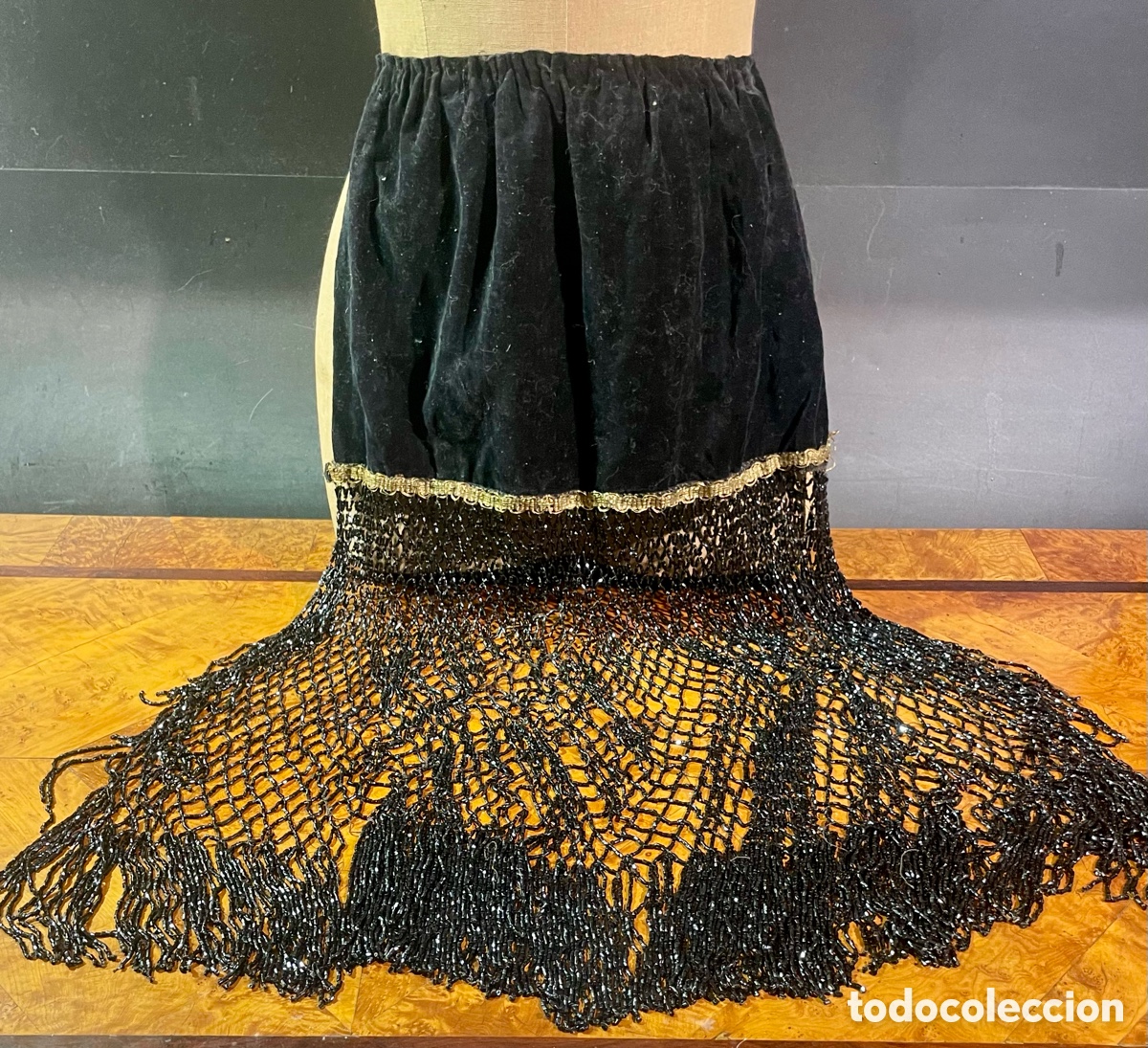 Antig&uuml;edades: Delantal con Azabache Siglo XIX - Foto 1