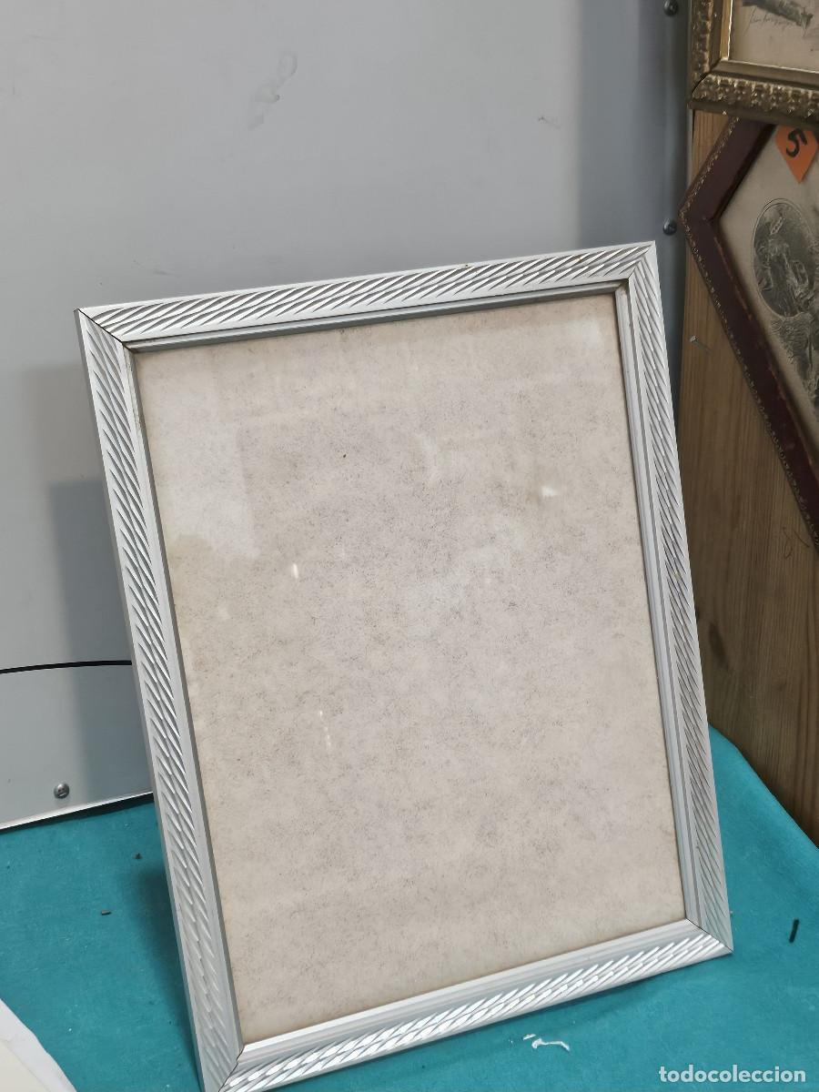 Antig&uuml;edades: portafotos de madera gris - Foto 1