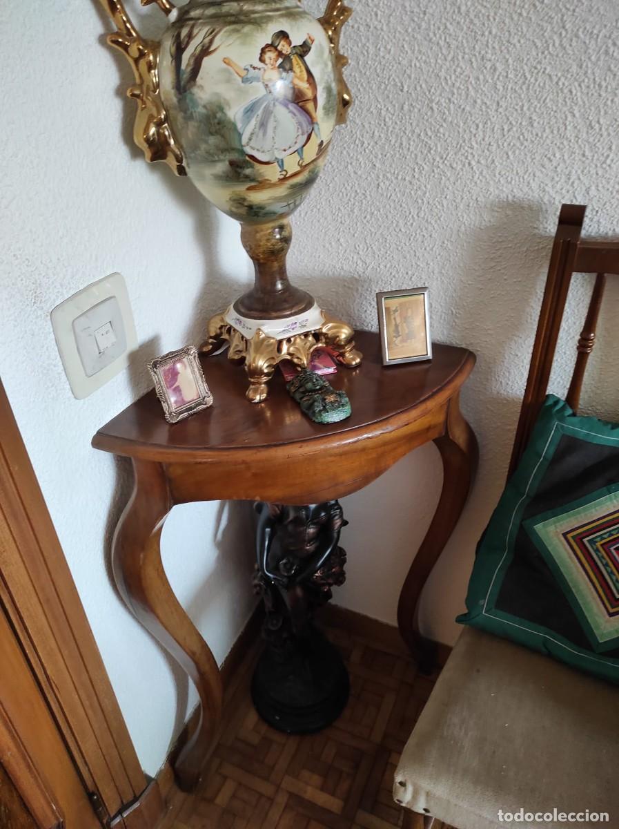 Antig&uuml;edades: Velador de madera mesa demilune - Foto 1