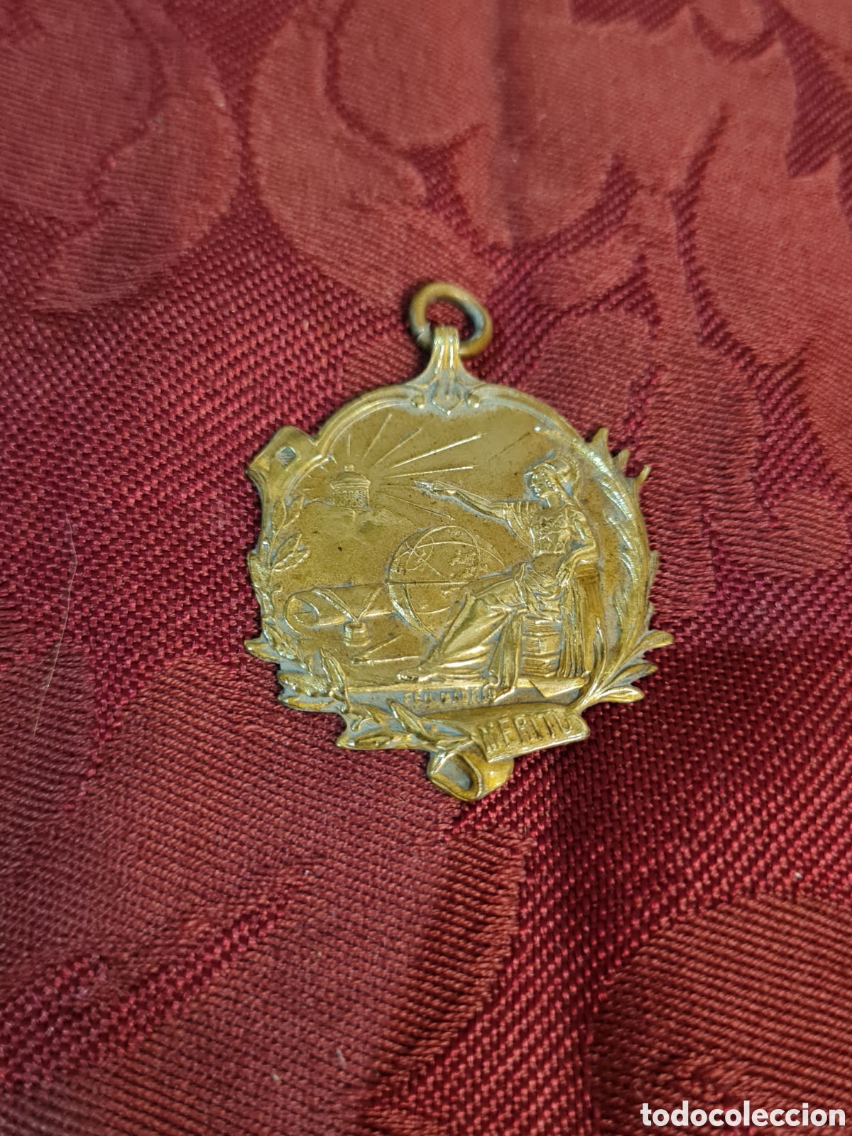 Antig&uuml;edades: Antigua Medalla al m&eacute;rito - Foto 1