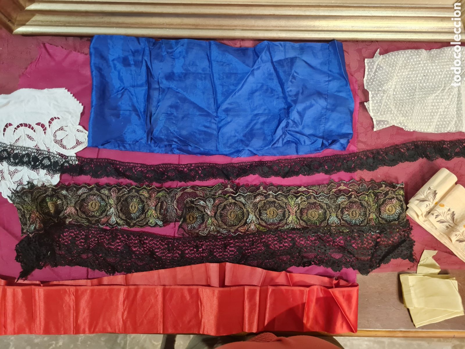 Antig&uuml;edades: Antiguos retales seda etc - Foto 1