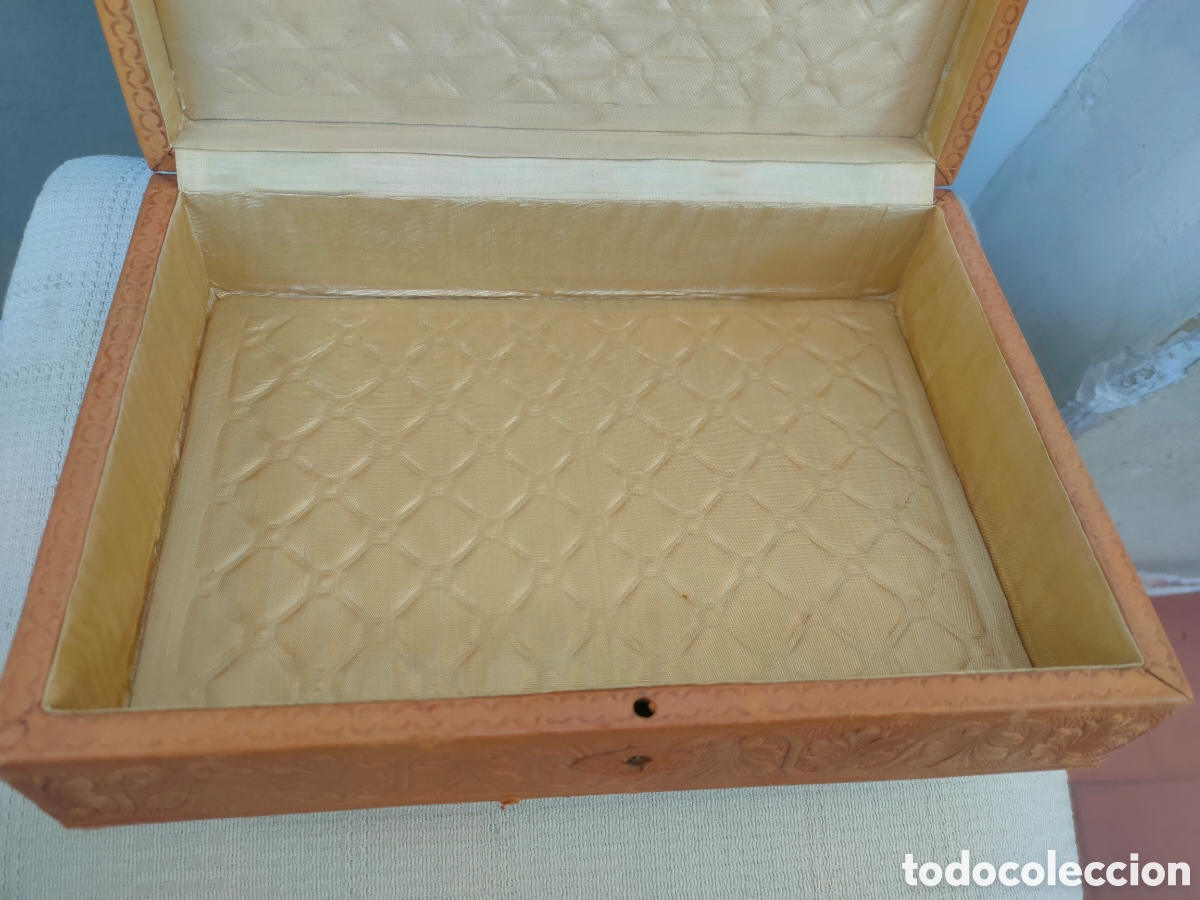 Antig&uuml;edades: Caja de madera y piel. - Foto 7
