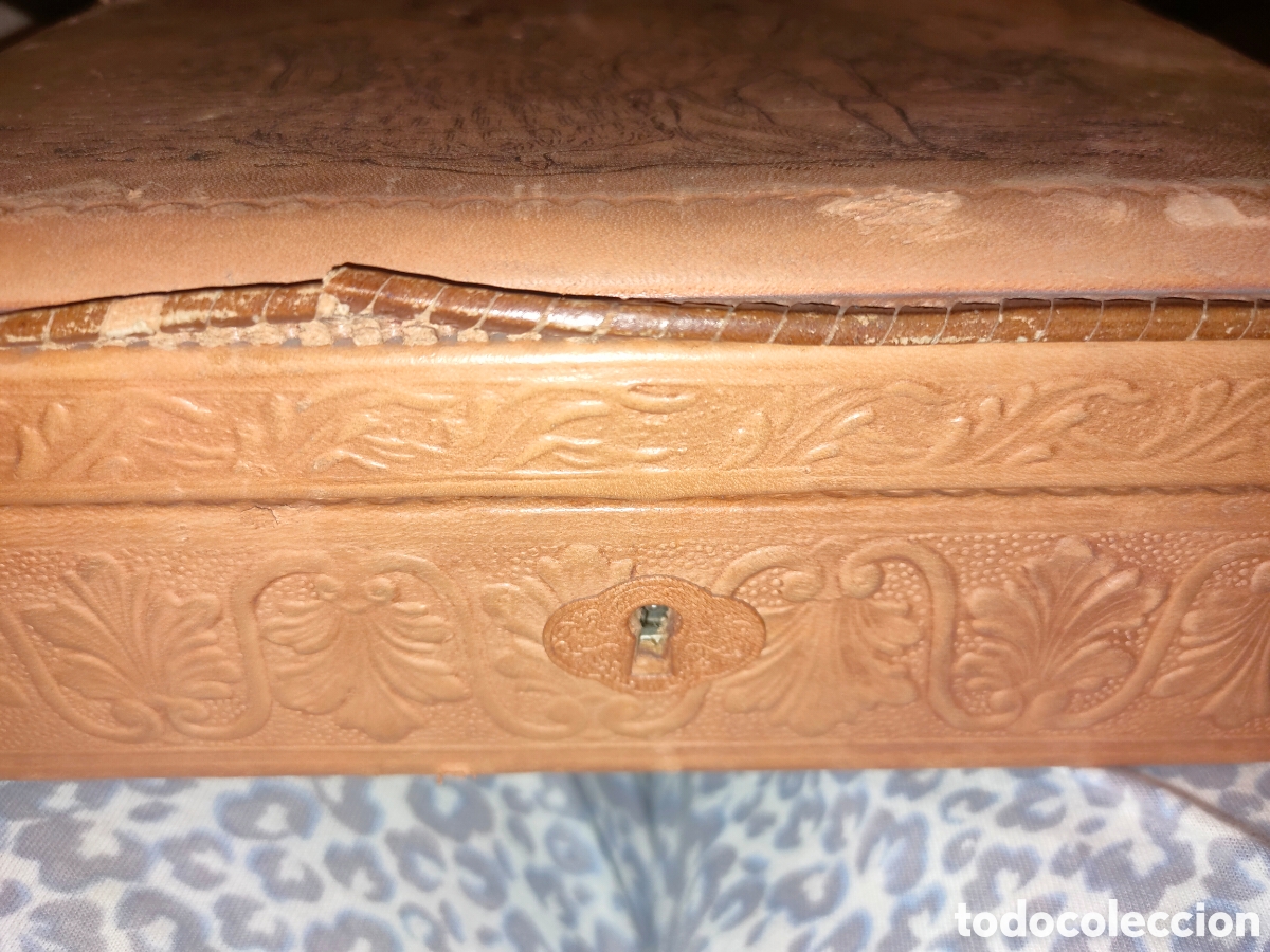 Antig&uuml;edades: Caja de madera y piel. - Foto 10
