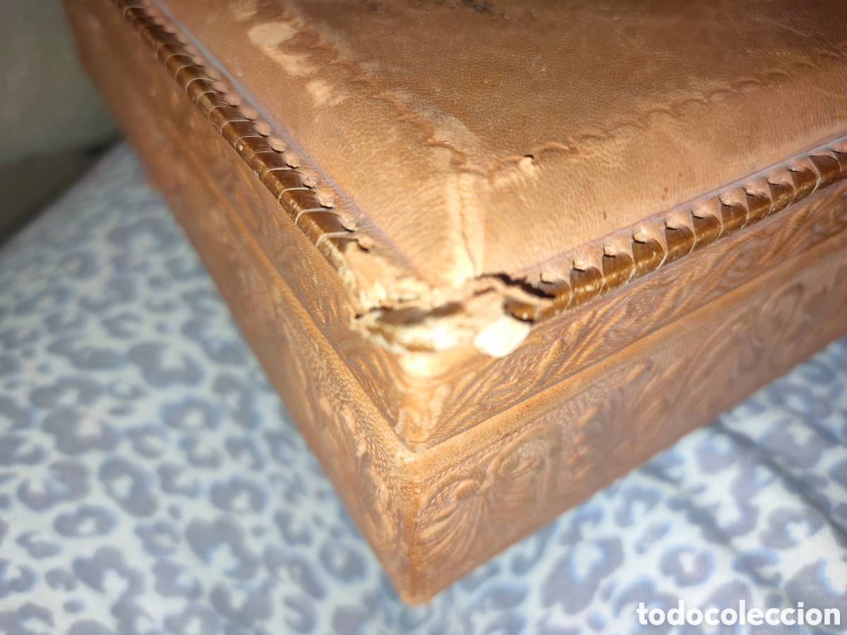 Antig&uuml;edades: Caja de madera y piel. - Foto 11