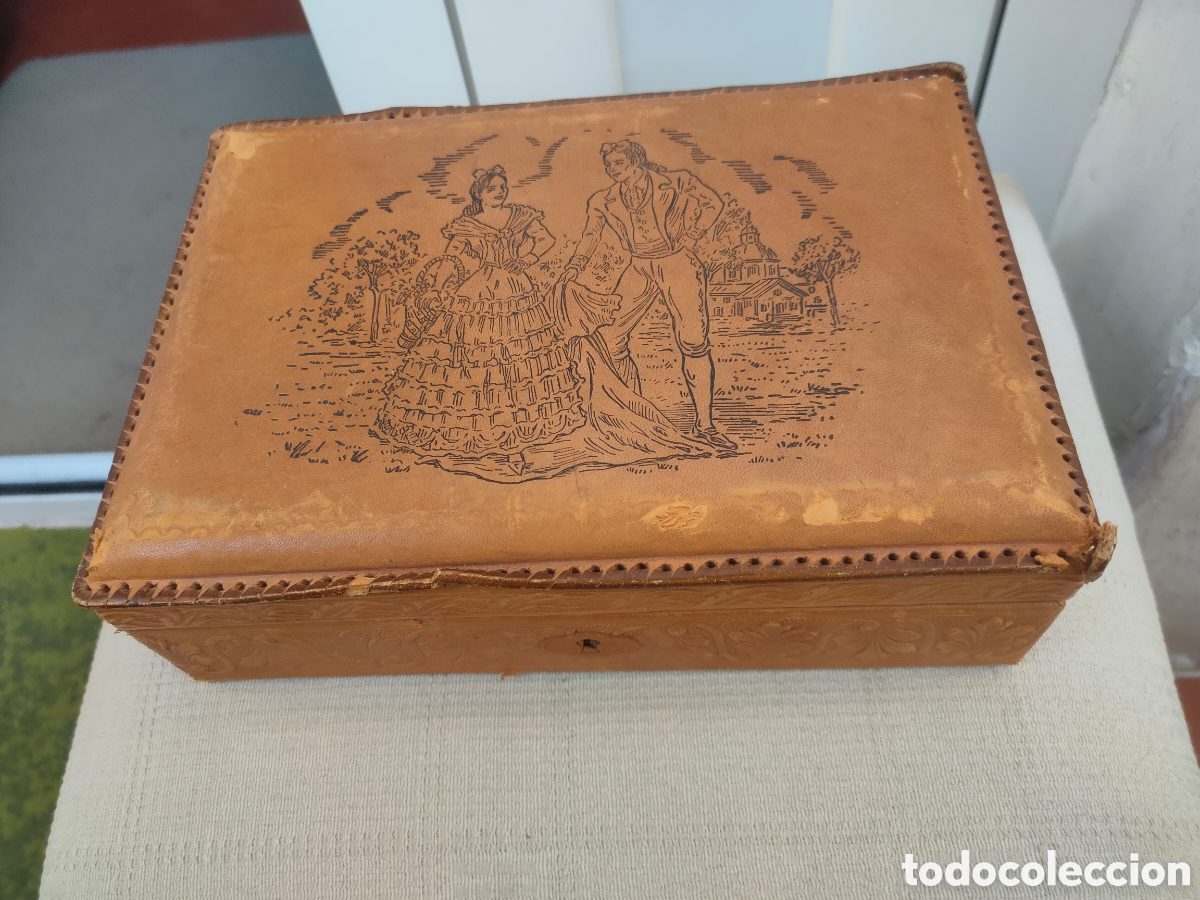 Antig&uuml;edades: Caja de madera y piel. - Foto 1