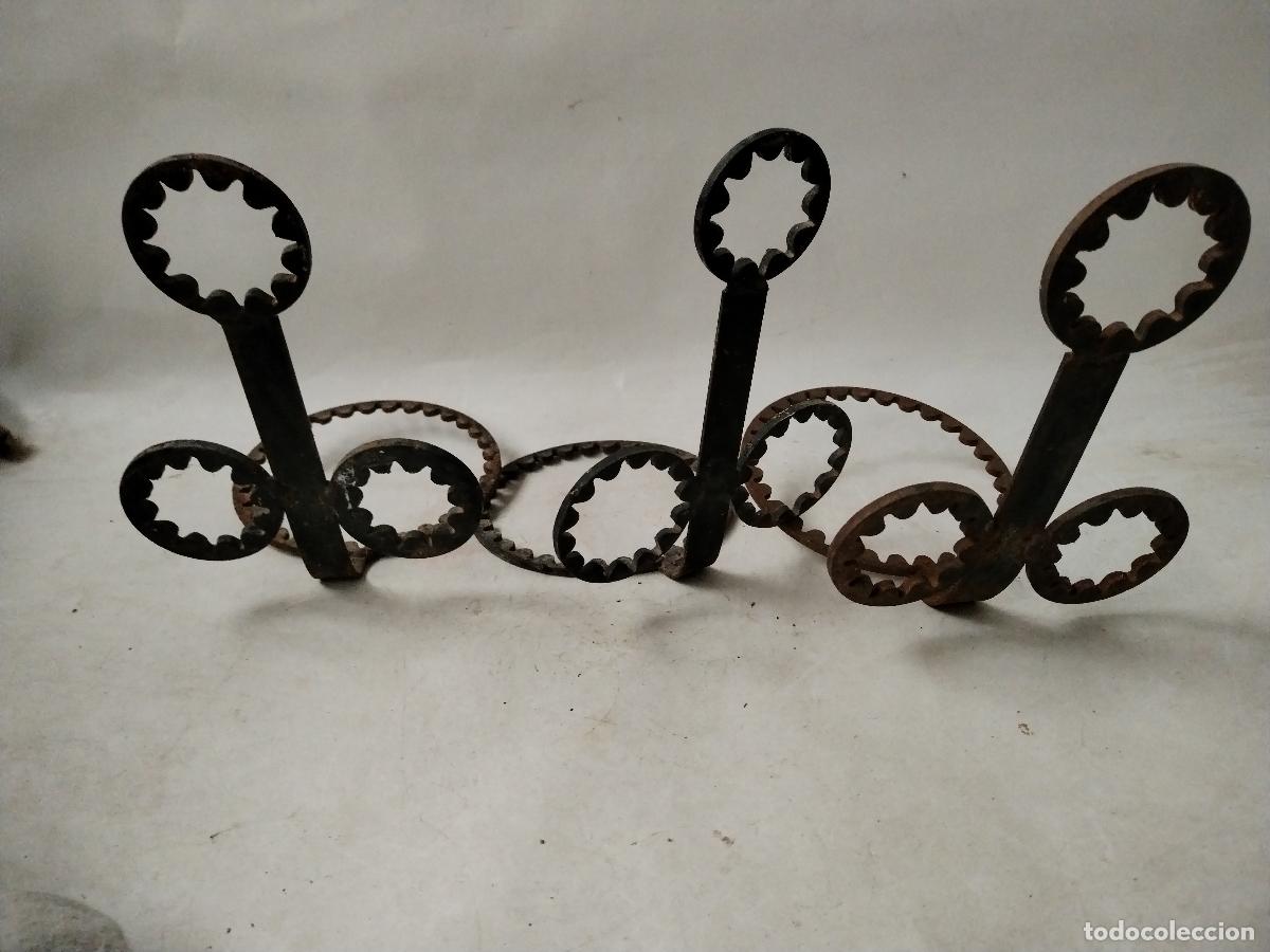Antig&uuml;edades: 3 soportes maceteros de pared de hierro - Foto 2