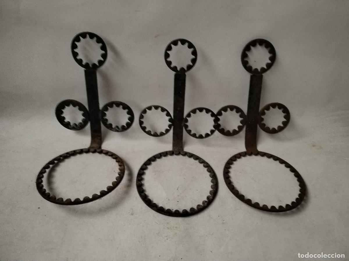Antig&uuml;edades: 3 soportes maceteros de pared de hierro - Foto 1