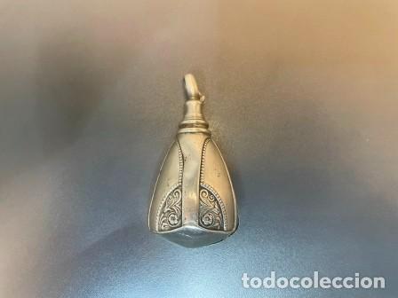 Antig&uuml;edades: ANTIGUO SONAJERO DE METAL