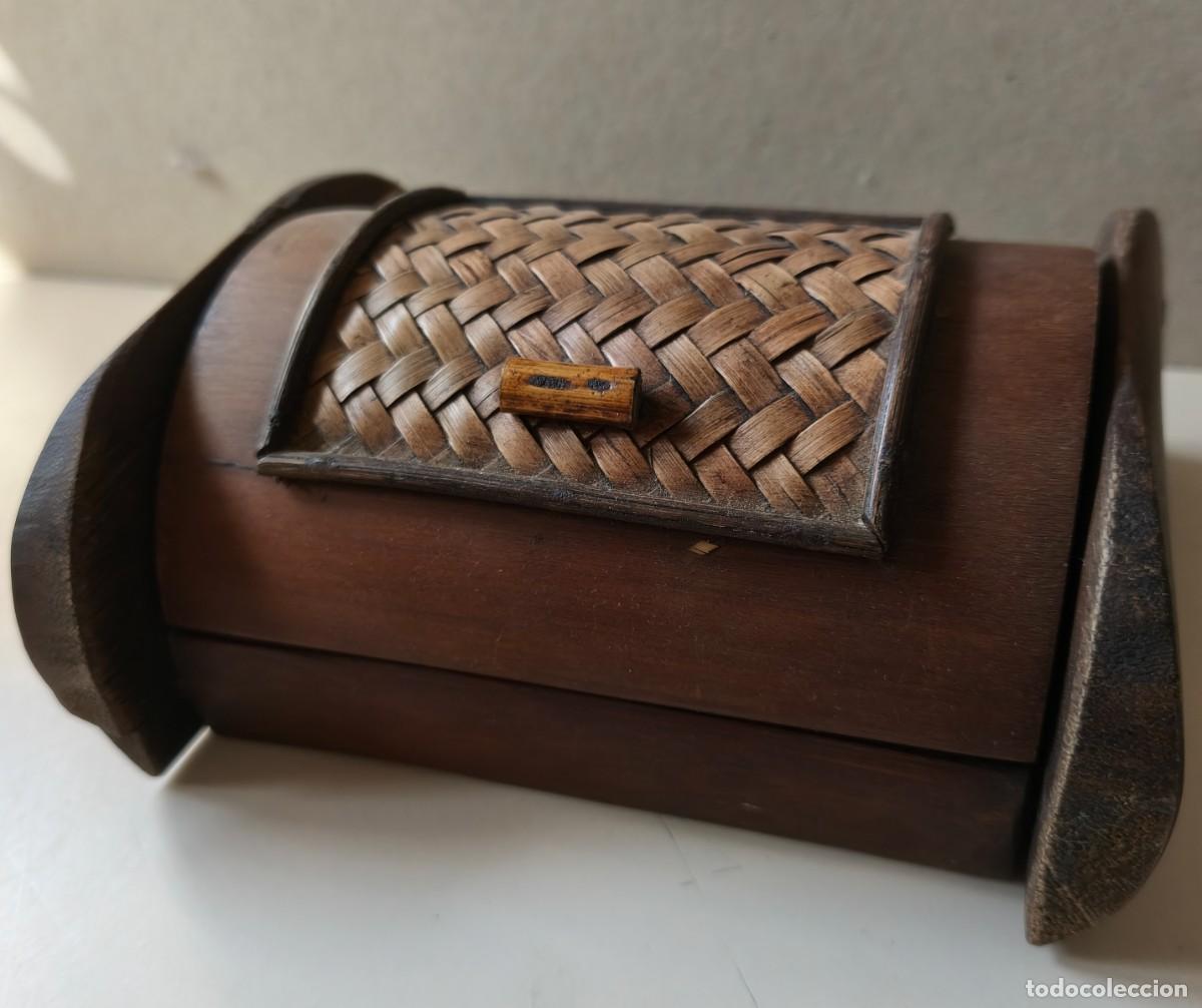 Antig&uuml;edades: CAJA DE MADERA Y RATAN - Foto 1