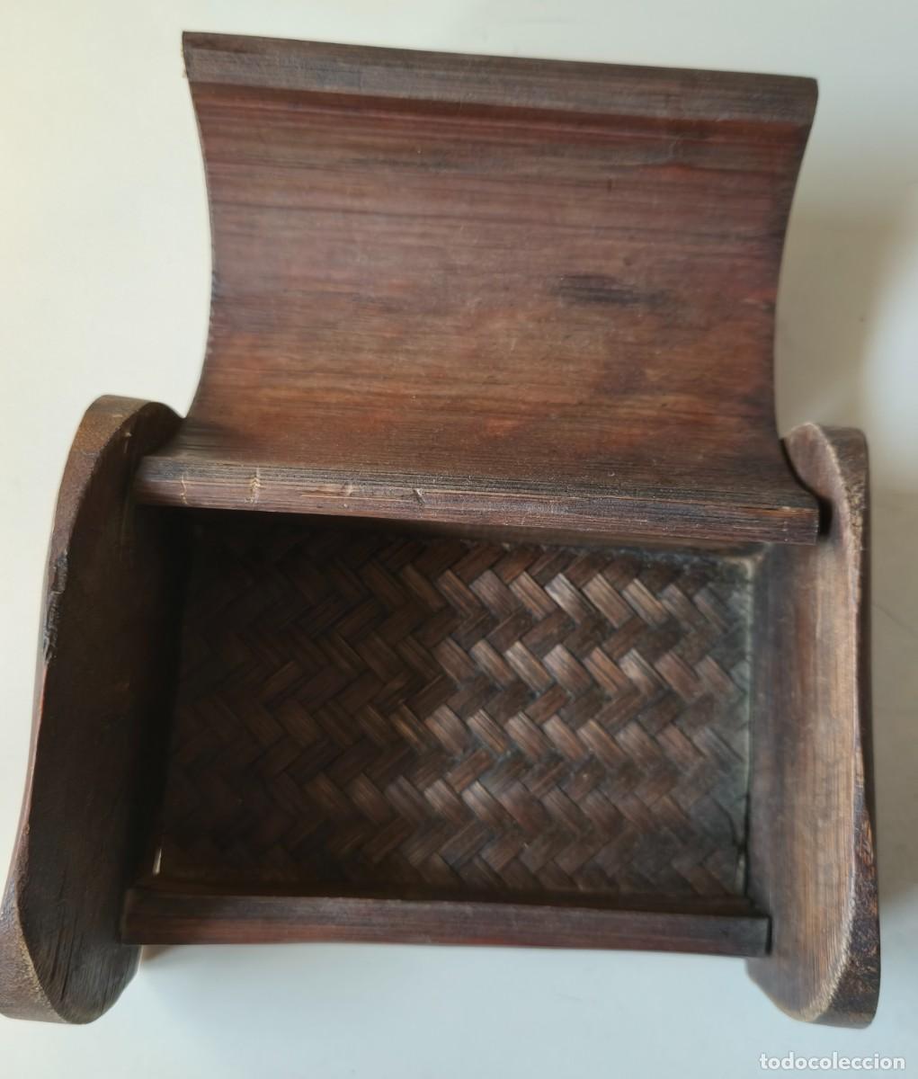 Antig&uuml;edades: CAJA DE MADERA Y RATAN - Foto 2