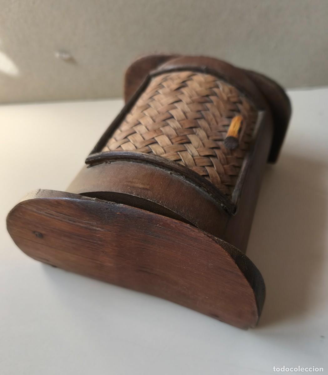 Antig&uuml;edades: CAJA DE MADERA Y RATAN - Foto 3