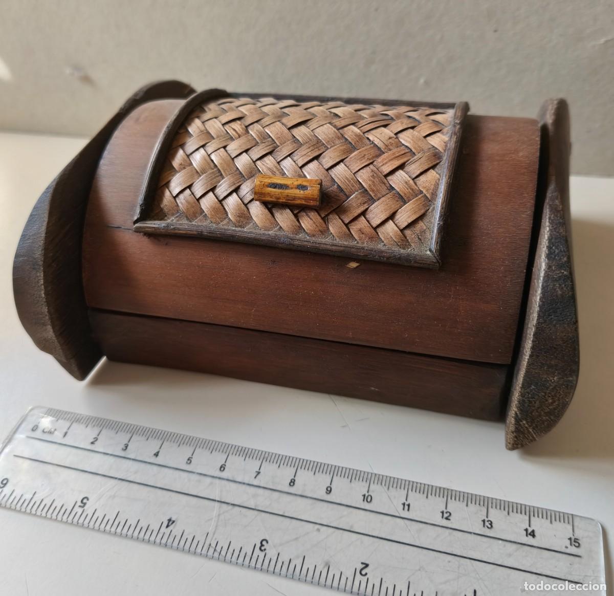 Antig&uuml;edades: CAJA DE MADERA Y RATAN - Foto 5