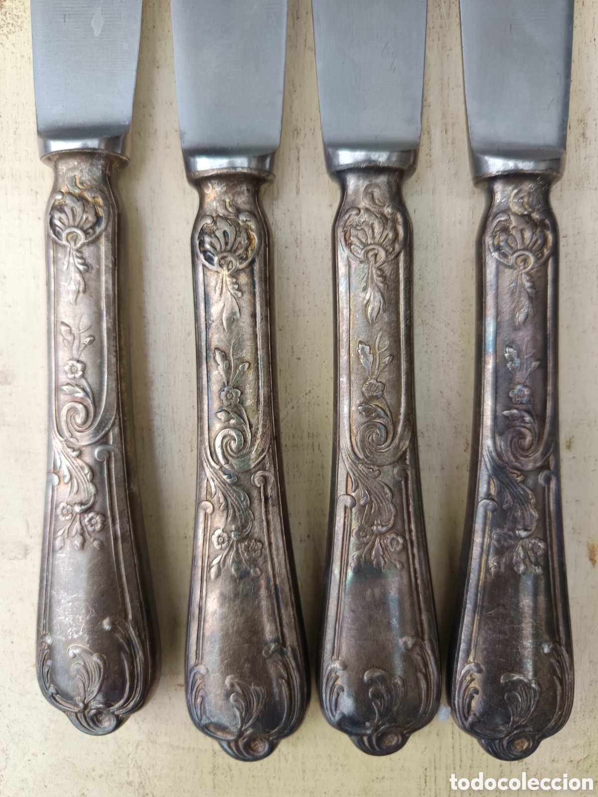 Antig&uuml;edades: Cuatro cuchillos meneses mango plata o aleaci&oacute;n y cuchillo inox antiguo sello casa orfebreria