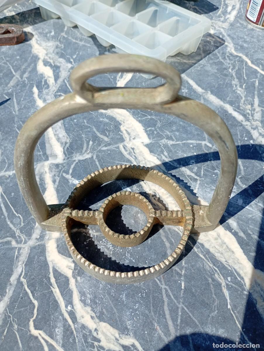 Antig&uuml;edades: Estribo metal caballo - Foto 1