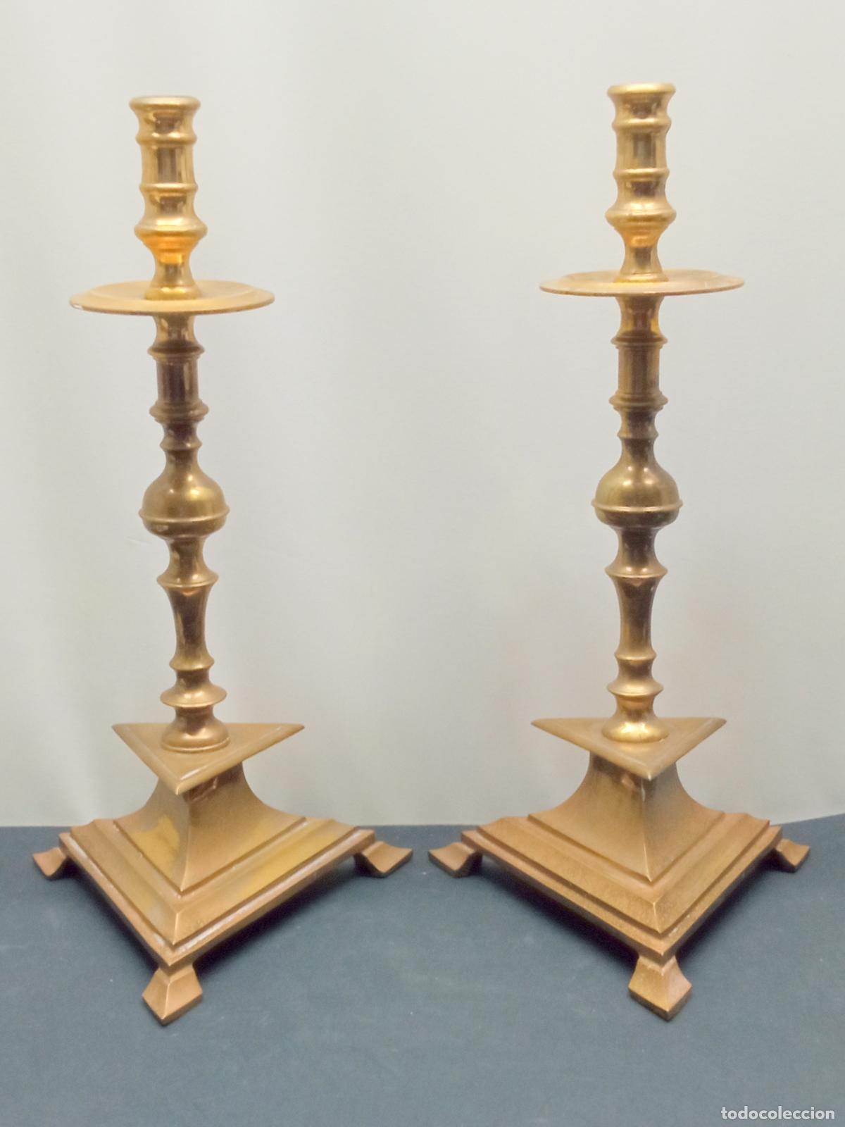 Antig&uuml;edades: 33 cm - Pareja de candeleros de Altar con base triangular, bronce, Espa&ntilde;a - Foto 2
