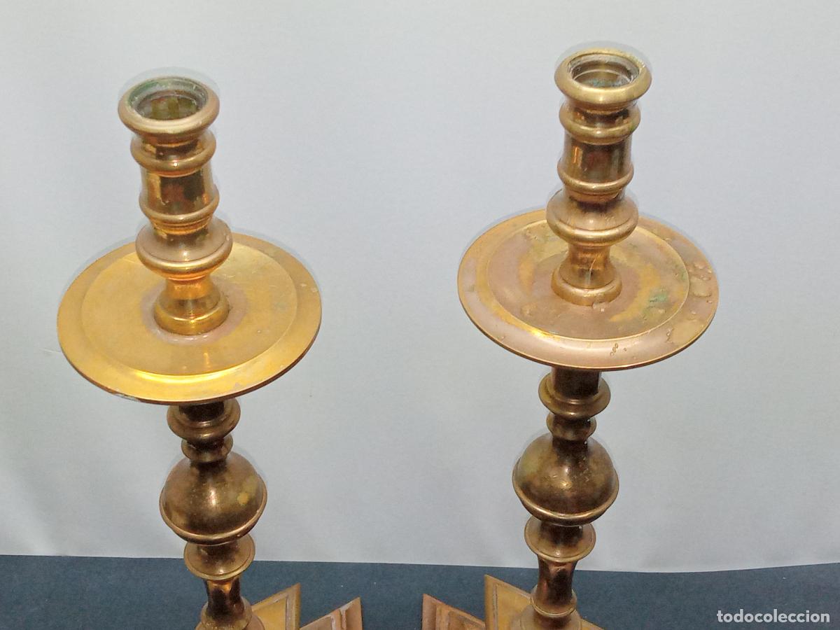 Antig&uuml;edades: 33 cm - Pareja de candeleros de Altar con base triangular, bronce, Espa&ntilde;a - Foto 3