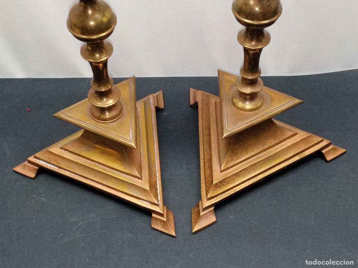 Antig&uuml;edades: 33 cm - Pareja de candeleros de Altar con base triangular, bronce, Espa&ntilde;a - Foto 4