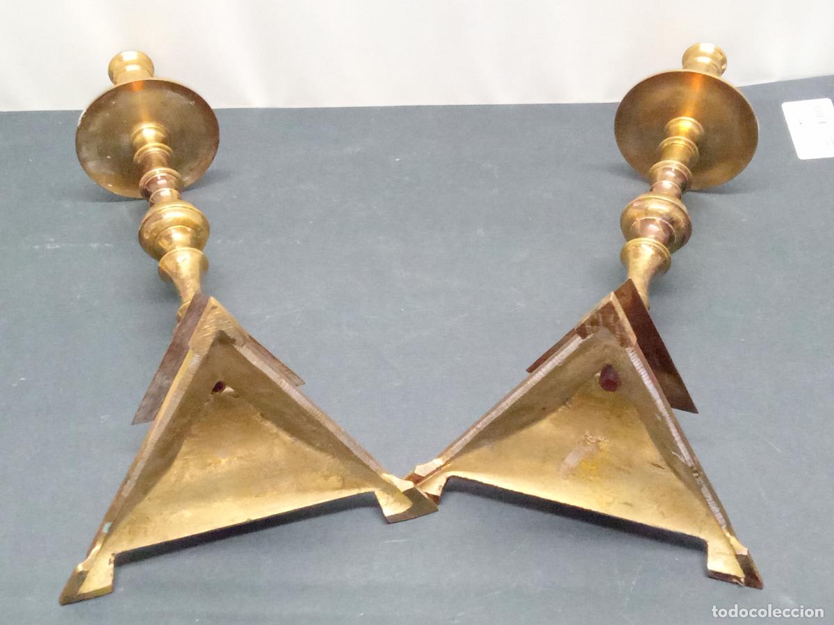 Antig&uuml;edades: 33 cm - Pareja de candeleros de Altar con base triangular, bronce, Espa&ntilde;a - Foto 5